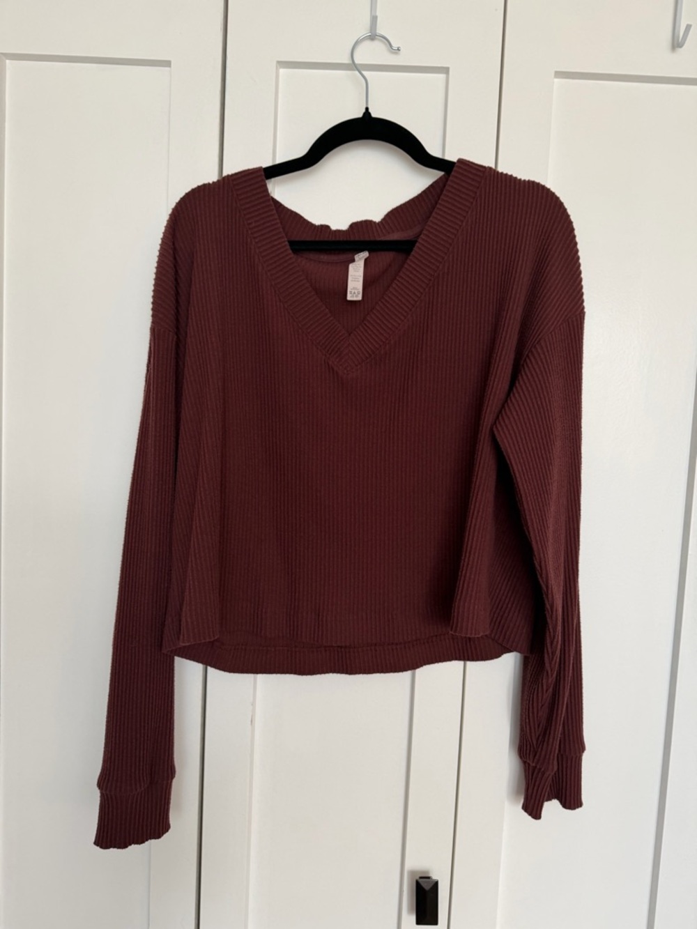 Ribbed-Knit V-Neck Long Sleeve Top - Burgundy/brown